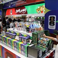 FIFA官方周边和Labubu联名潮玩，到底谁更值得收藏？