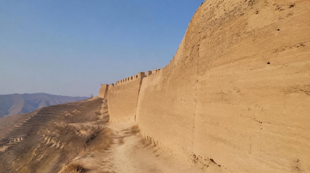 长城全解:两千年,两万公里,一部刻在大地上的中国史。课本说它是防御工事,它先是,后来不是了