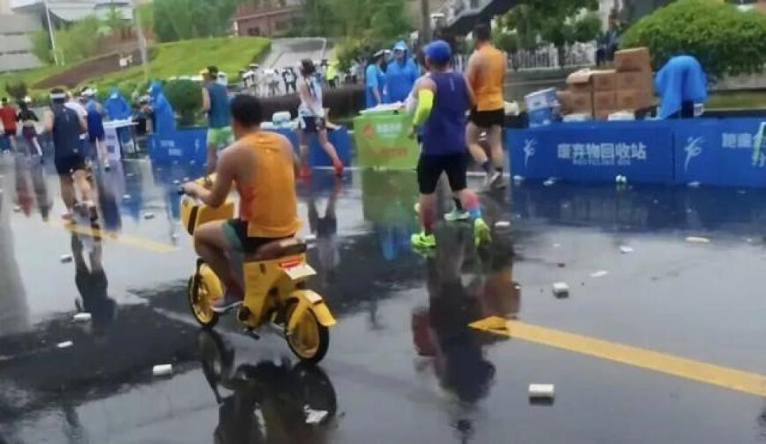 骑电动车跑马拉松?兰州开罚单:骑车禁三年,替跑终身禁赛