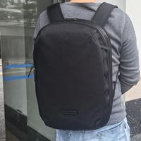TUMI双肩包凭什么用七年还像新的？材质真相全解析