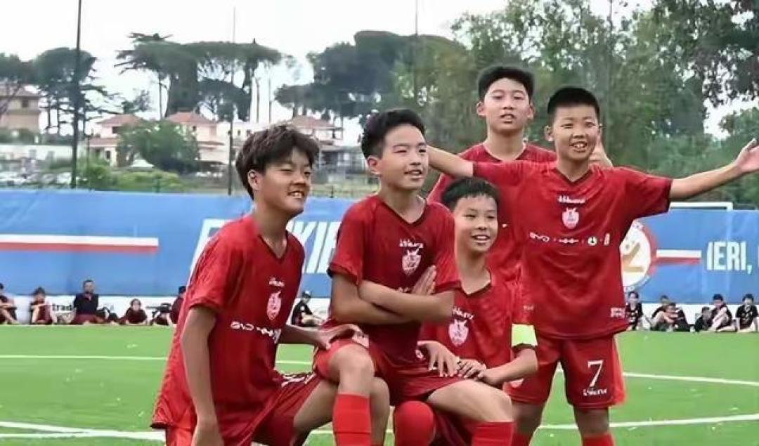 点球绝杀埃弗顿后空翻走红,12岁足球小将孟新艺是谁
