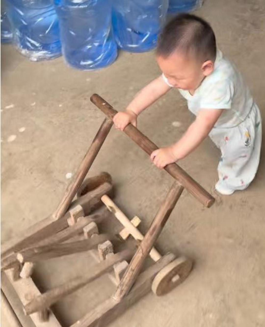 爷爷手作的学步车传了三代,每处设计都藏着老辈人的大智慧