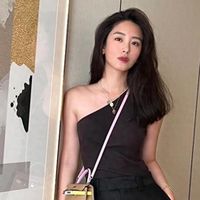 杨采钰不愧是富商的老婆，穿斜肩背心+阔腿裤，精致简约又高级