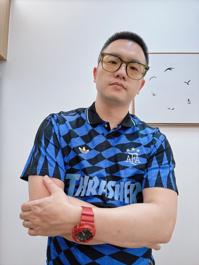 阿迪达斯运动T恤