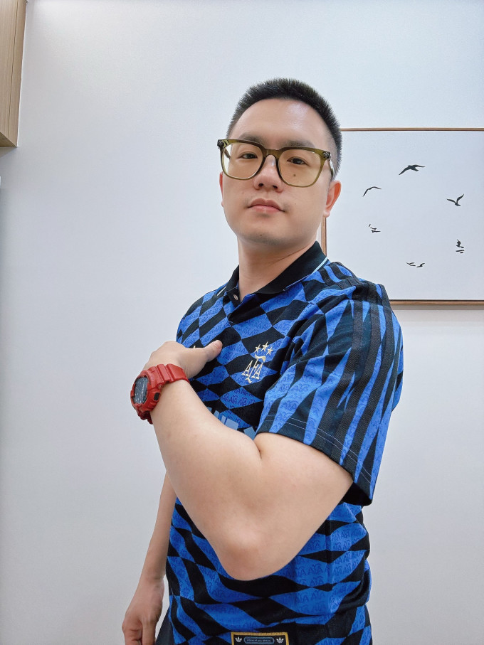 阿迪达斯运动T恤
