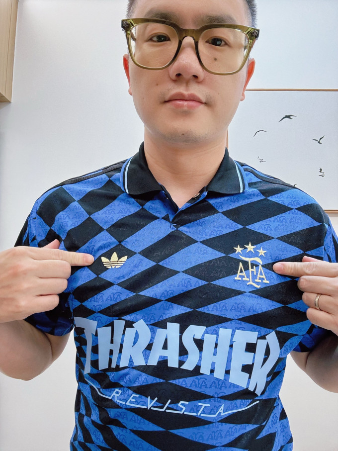 阿迪达斯运动T恤