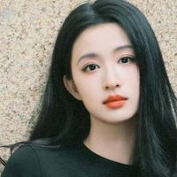 王楚然的饱满身材非常惊艳，一袭抹胸裙秀出曲线美感，气质撩人！