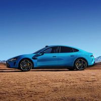 小米SU7 Max真能当奶爸车？实测后排装俩儿童座椅后连保温杯都塞不下