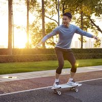 匹克球vs陆冲：一个笑着上手，一个摔着入门，你适合哪种新潮运动？