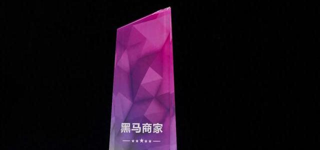 雷蛇×鸣潮联名外设值不值？同价鼠标白拿皮肤，电竞椅却贵出一倍