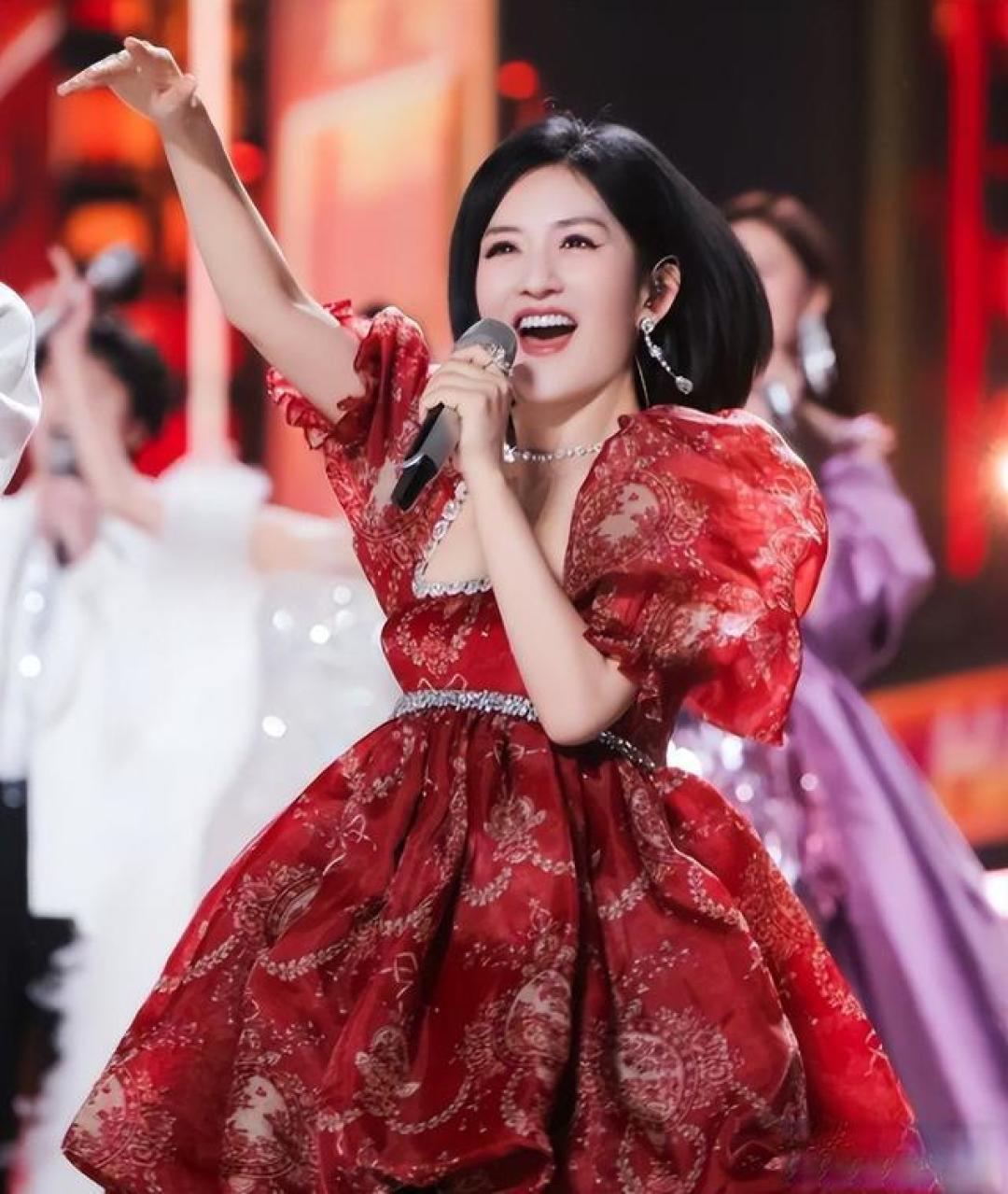 从“亏本圆梦”到高价巡演,谢娜演唱会因“情怀套路”惹争议