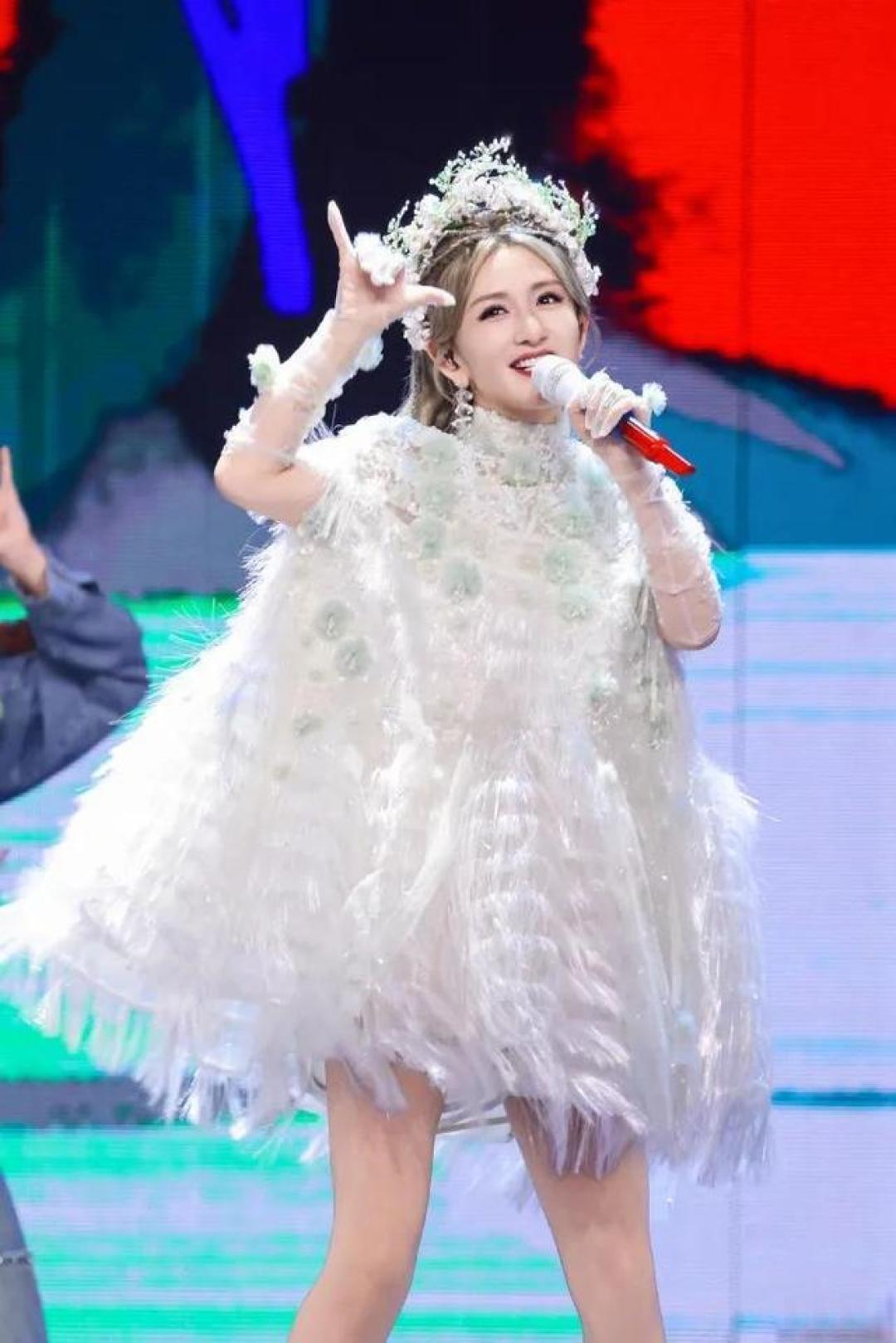 从“亏本圆梦”到高价巡演,谢娜演唱会因“情怀套路”惹争议