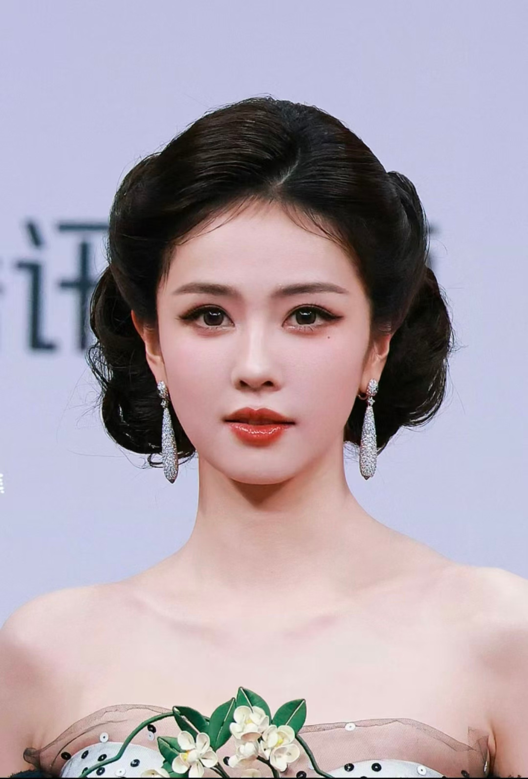 杨幂的“降温妆”火了,金鹤龙的减法美学打造清冷高级感
