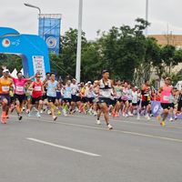 兰马后劲太猛！3.3万人跑穿黄河风情线，全民呐喊+牛肉面完赛成顶流