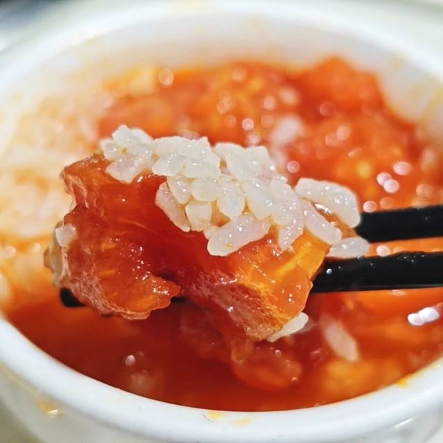 贵州酸汤牛肉火锅怎么选？现切小黄牛+不垫冰才是地道关键