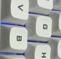 AUSDOM透明奶白键盘：办公桌面新选择