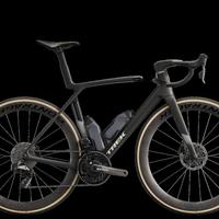 Trek Madone Gen 8深度解析：SL与SLR差在哪？轻600克的秘密全在这