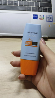 夏季防晒选清爽型，避免油腻闷痘