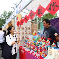 国博爆款文创对决：李小孩VS黑马，谁更值得抢？
