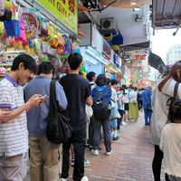 爆旋陀螺X席卷街头：从30元入门到20万收藏，成年人为何为童年疯狂？