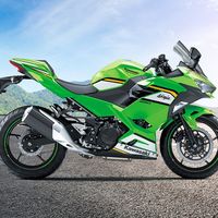 川崎Ninja 250和雅马哈R25价格差一万？配置、动力、骑行感受全对比