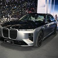 V8没死，只是退场：豪华品牌如何为八缸引擎续命？