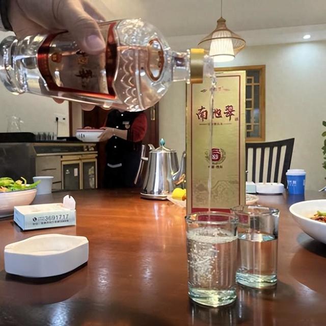 百元白酒真能喝出四五百元质感？年份酒背后的真相揭秘