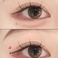 厌世小猫妆：苍白雾面底+下垂眼线+破碎泪痣