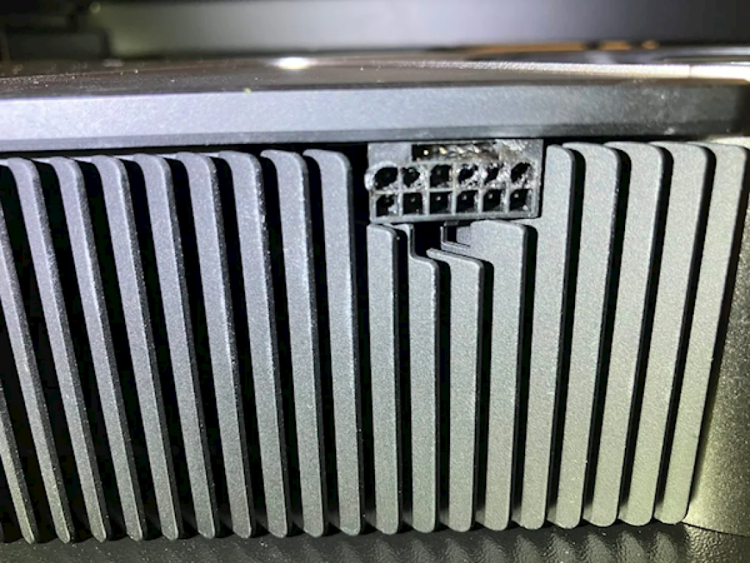 号称耐105℃的转换头融化了！烧毁公版RTX 4090