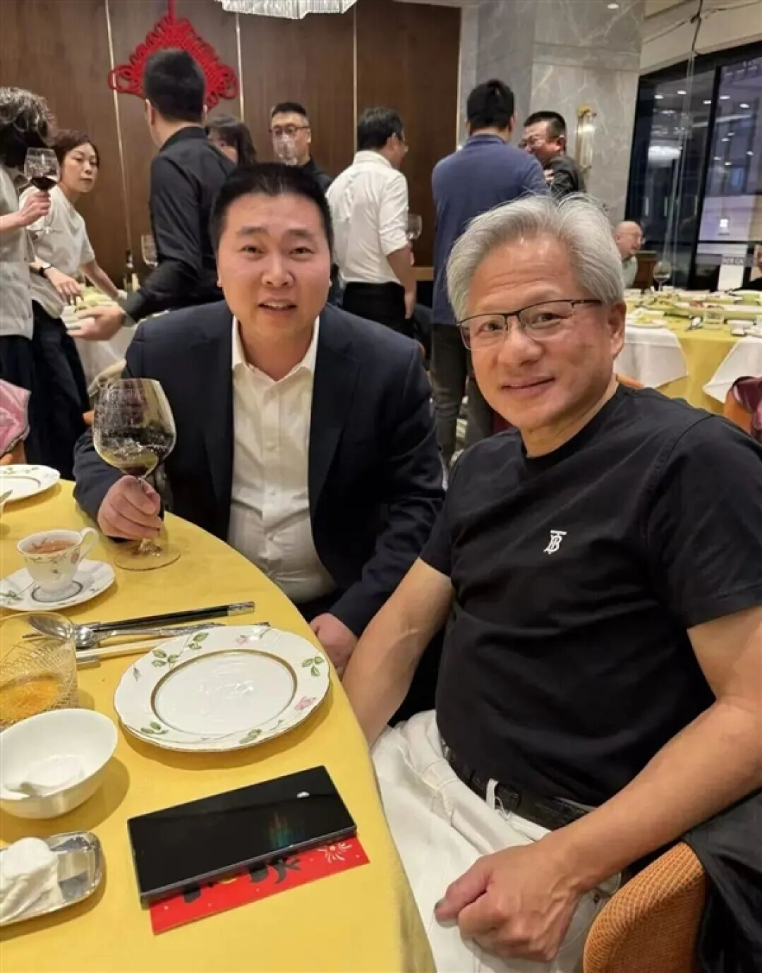 黄仁勋中国密会人工钻石大佬!AI GPU“退烧”就靠它了