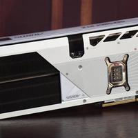 技嘉RTX 5080魔鹰实测：散热强、频率高，但小机箱装不下？