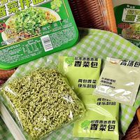 香菜泡面大对决：康师傅浓香暴击 vs 白象温和入坑