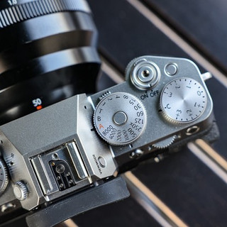 富士X-T5 vs X-T4深度对比：高像素旗舰值不值得换？