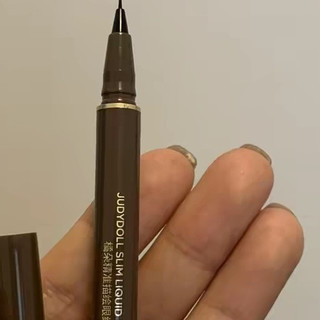 橘朵眼线液笔：精细持久不晕妆