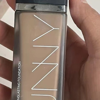 UNNY悠宜粉底液：全肤质适用