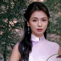 被刘涛的穿搭给惊艳了，穿紫色旗袍温柔典雅，这身材真的让人羡慕