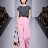 2026春夏最火的灰色系穿搭指南:雾灰、烟灰、岩石灰怎么选?