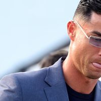 41岁C罗出征自己最后一届世界杯：Gucci行李箱、钻石耳钉，这次依旧是时尚感拉满的总裁？