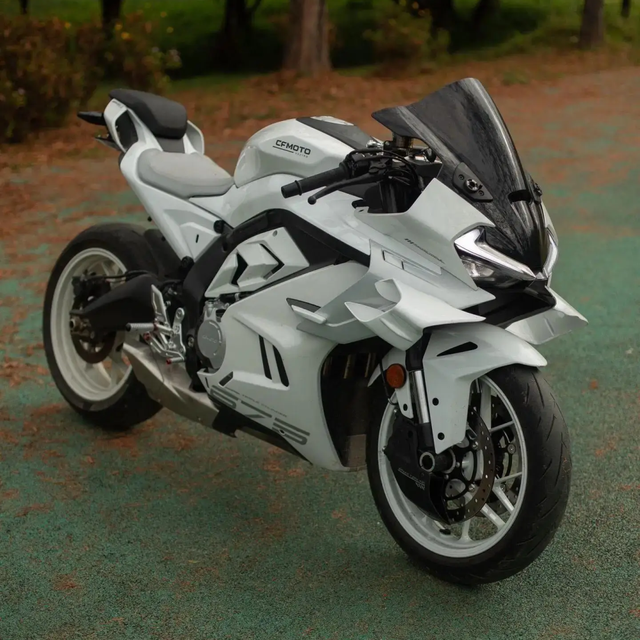 675SR vs 750 SR-S：三缸灵活VS四缸激进，谁更适合你？