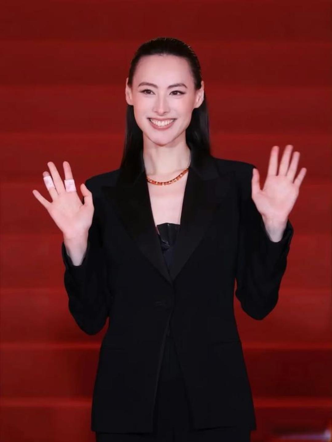 梁洛施携导演男友亮相上影节,告别豪门往事,凭作品强势归来