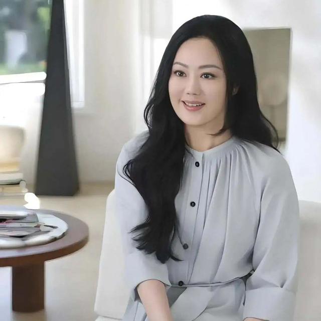 看了章小蕙的日常打扮，悟了：衣不松、发要卷，珠圆玉润才更贵气