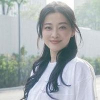梅婷减肥成功后，放得开了，穿露背裙秀身材曲线，真的不怕走光！