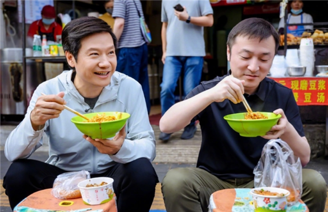 雷军忙里偷闲品尝各地美食 网友:改行做吃播吧