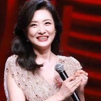 周涛从不装嫩扮少女，一身黑色连体裤扎低马尾，年轻20岁都不止