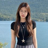 正肩T恤搭配黑色西裤，永不失手！清冷干练有气质，非常有女人味
