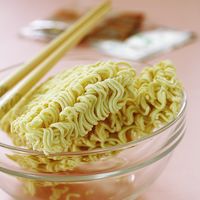 国产vs进口辛拉面大揭秘：配料、安全、口味全对比