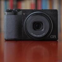 理光GR3/GR3X/GR4怎么选?焦段、画质、对焦全对比,一文说清街拍神机差异