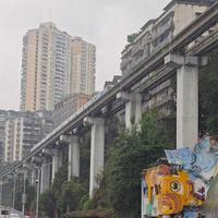 重庆李子坝轻轨穿楼观景台大升级！360°打卡新地标+5分钟直达三大景点