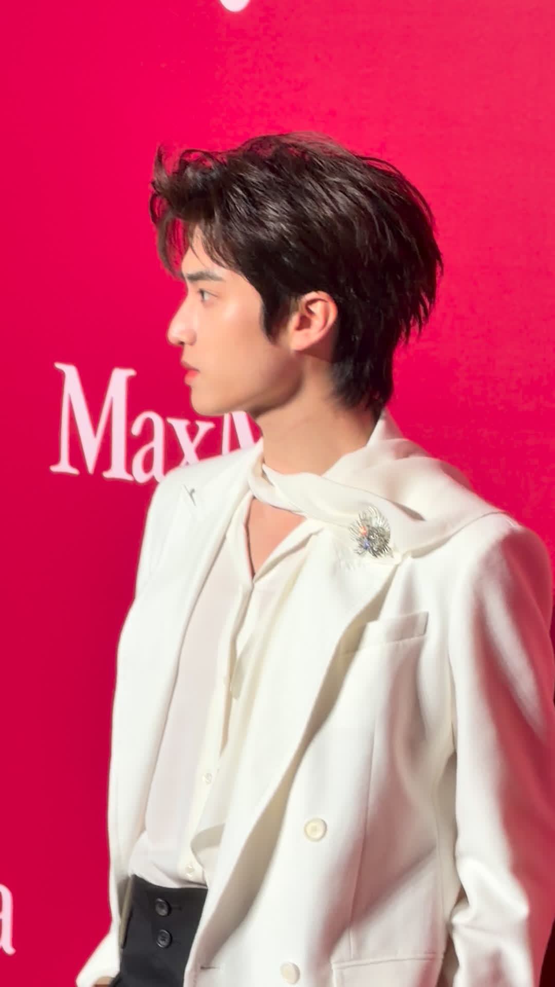 刘宇亮相MaxMara上海大秀,化身清冷文艺的少年艺术家