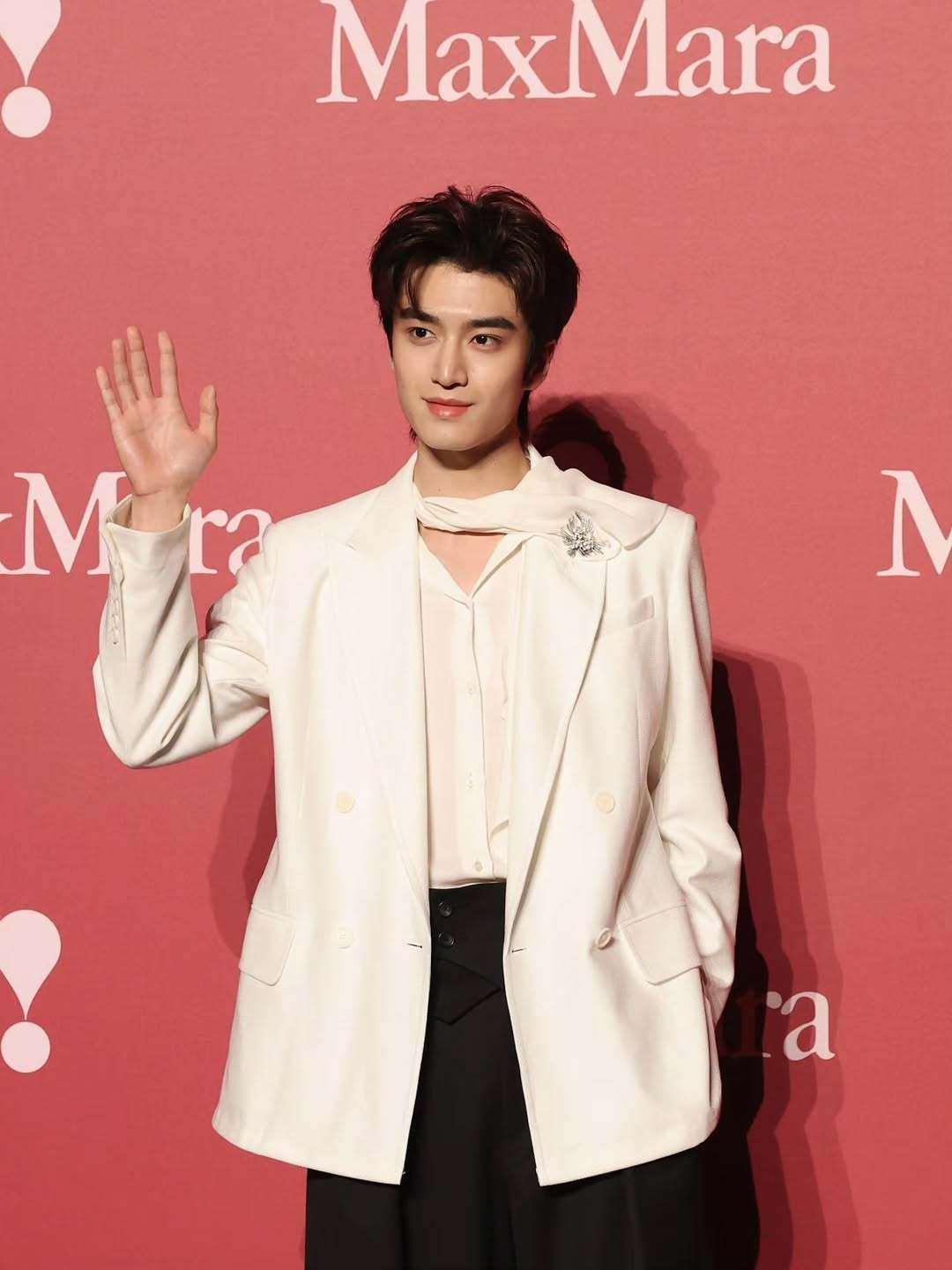 刘宇亮相MaxMara上海大秀,化身清冷文艺的少年艺术家